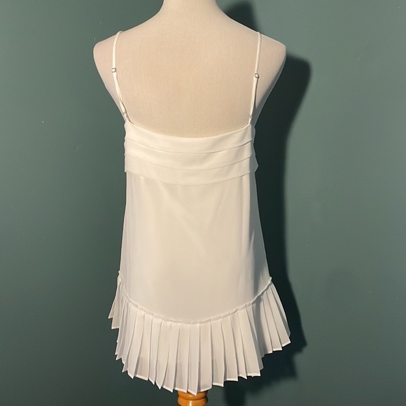 Elegant White Pleated sleeveless top Banana Republic - Picture 2 of 5